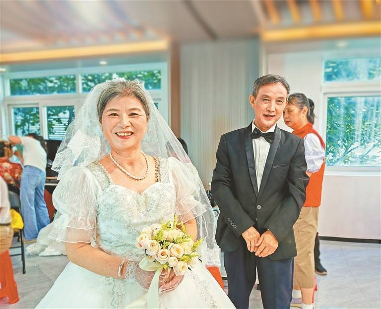 重陽節最浪漫的事！龍華福城街道為30對老夫妻贈拍婚紗照:拍婚紗照
